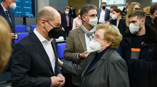 Die 92-jährige Karla Spagerer, ältestes Mitglied der Bundesversammlung, und Bundeskanzler Olaf Scholz.