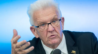 Baden-Württembergs Ministerpräsident Kretschmann bremst die Öffnungseuphorie: Es sei noch nicht vorbei.