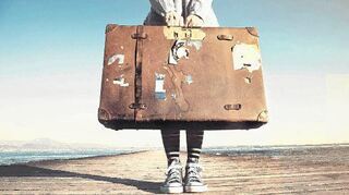 Mit gepacktem Koffer geht es endlich nach Hause – doch eine Rückkehr fühlt sich nicht immer auch wie eine Heimkehr an. Sondern manchmal einfach nur nach belanglosem Alltag.