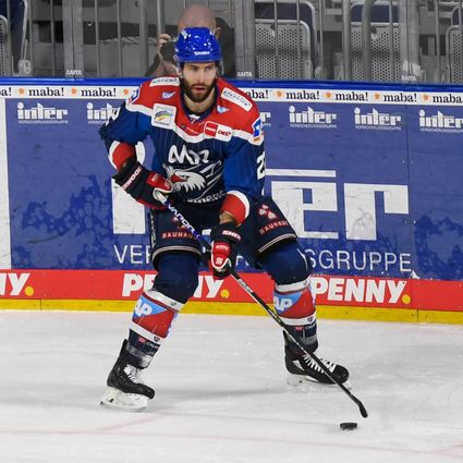 Adler-Spieler Matthias Plachta im Einsatz: Der Mannheimer kritisiert die Arbeitseinstellung seines Teams.