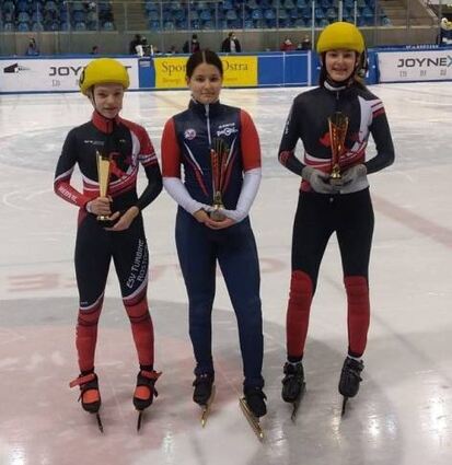 Short-Track-Juniorin Nadine Pawasserat (Mitte) freut sich über den Sieg.