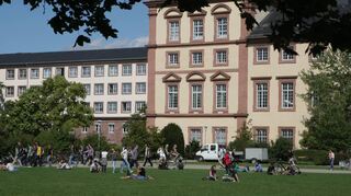 Auf der Wiese vor der Uni-Mensa sollen die Angeklagten auf ihr Opfer eingestochen haben.