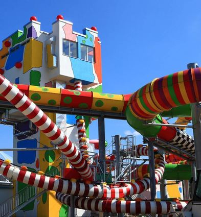Der Rutschenturm im Miramar: Oben im Haus ist der Einstieg und im unteren Drittel ist in der Bildmitte der Ort des Notausstiegs aus der Röhre zu erkennen.