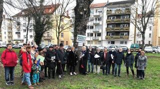 Anwohnerinnen und Anwohner setzen sich zwar für den Erhalt der Bäume und gegen den Bau einer Kita auf der Grünanlage Landteilstraße – Waldparkstraße ein, sehen aber auch den Bedarf an neuen Betreuungsangeboten auf dem Lindenhof.