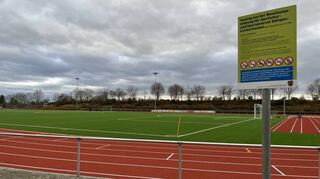 Schilder weisen im Sportzentrum darauf hin, dass der neue Kunstrasen und die Laufbahn nur für Zwecke des Sports genutzt werden dürfen.