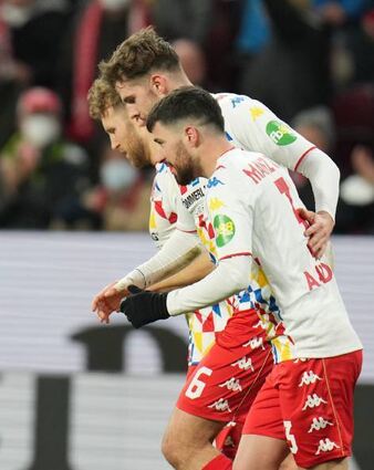 Der Mainzer Aaron jubelt nach seinem Tor zum 1:1.