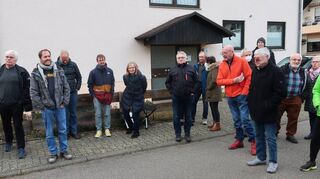 Die gute Laune auf den Gesichtern täuscht ein wenig: Beim Ortstermin in der Hans-Pfitzner-Straße zu deren möglicher Umbenennung geht es hoch her.