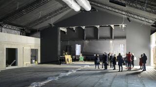 Der neue Karlstorbahnhof ist noch eine große Baustelle. Für den Konzertsaal mit der Bühne (hinten) wurde ein eigenes Haus im Haus gebaut.