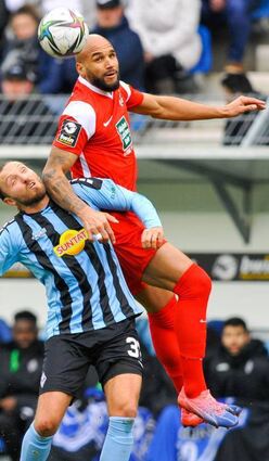 Terrence Boyd (r.) forderte nicht nur Marco Höger einiges ab.