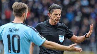 Souveräne Leitung: Deniz Aytekin (r.) mit SVW-Angreifer Pascal Sohm.