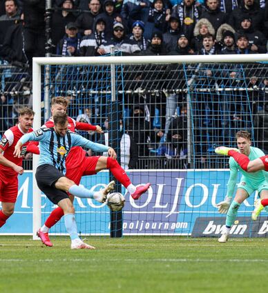 Die große Chance zum ersten Derby-Triumph seit über 25 Jahren: Pascal Sohm schießt nach Vorlage von Dominik Martinovic in der 53. Minute knapp rechts vorbei.