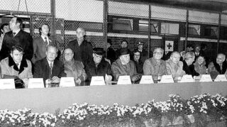Podium für die Ehrengäste (v. l.): Kreisvorsitzender Herbert Lucy, Willy Brandt, Österreichs Bundeskanzler Bruno Kreisky, Helmut Schmidt, OB Ludwig Ratzel, Landesminister a. D. Walter Krause, die Bundestagsabgeordneten Werner Nagel und Hans-Georg Schachtschabel, Loki Schmidt, Landtagsabgeordneter Walter Spagerer.