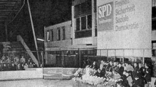 Die Kulisse der spektakulären SPD-Kundgebung im Eisstadion 1975: eine Eisfläche zwischen den Publikumsrängen und dem Podium.