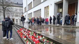Die Studierenden haben zahlreiche Kerzen vor dem Uni-Gebäude im Neuenheimer Feld aufegestellt.