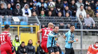 Das Carl-Benz-Stadion beim Südwest-Derby, im Vordergrund SVW-Antreiber Marco Höger, rechts Gerrit Gohlke.
