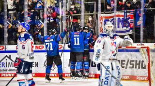 Die Nürnberger (blaue Trikots) drehen das Spiel gegen Mannheim. Die Adler-Spieler Joonas Lehtivuori und Torhüter Dennis Endras sind bedient.