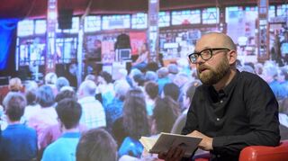 Literaturtage 2021 unter Corona-Bedingungen: Im Theater des Augustinums begrüßt Autor Markus Ostermair die Gäste.