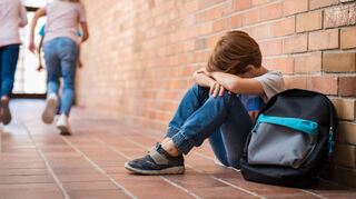 Viele Menschen machen in ihrer Schulzeit schlechte Erfahrungen, die sie fürs Leben prägen und sich auch im Erwachsenenalter noch als Präsentationsangst oder Minderwertigkeitsgefühle äußern können.