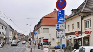 Schon jetzt teils stark begrenzt: Parken in der Feudenheimer Hauptstraße.