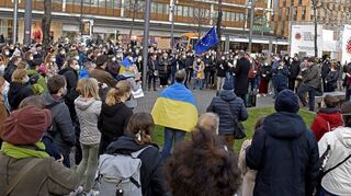 Zahlreiche Mannheimerinnen und Mannheimer haben am Tag des russischen Angriff ihre Solidarität mit der Ukraine zum Ausdruck gebracht – hier auf einer Kundgebung auf dem Paradeplatz.