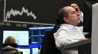 Ein Aktienhändler beobachtet auf dem Parkett der Frankfurter Wertpapierbörse seine Monitore. Der russische Angriff auf die Ukraine hat die Aktienmärkte weltweit auf Talfahrt geschickt.