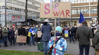 Groß und Klein kommt zur Demo: die 10-jährige Sarvin Siefken demonstriert gegen den Krieg.