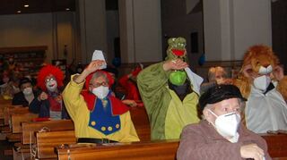 Verkleidung erwünscht: Sandhofener Kirchgänger beim närrischen Gottesdienst in St. Bartholomäus.