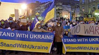Hunderte Menschen haben sich am Freitagabend auf dem Toulonplatz versammelt, um gegen den russischen Krieg in der Ukraine zu protestieren.