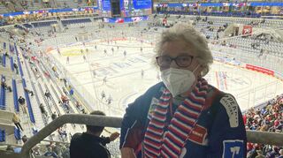 Beim Heimspiel der Adler Mannheim am Freitagabend waren erstmals wieder Fans in der Arena erlaubt. Mit dabei war auch „Adler-Oma“ Anneliese Kaupert.