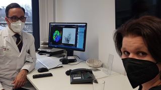 Neurochirurgie-Chef Nima Etminan und die von ihm operierte Patientin Alexandra Kraft: Auf dem Monitor ist ein Gespinst von Hirn-Umgehungsgefäßen zu sehen, das für das Krankheitsbild Moyamoya typisch ist.