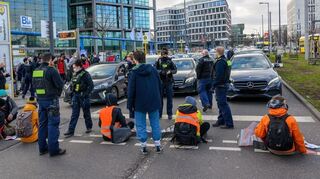 „Die letzte Generation“ macht mit umstrittenen Aktionen – hier am Berliner Hauptbahnhof – auf sich aufmerksam.