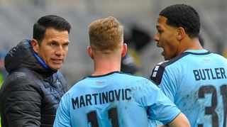 Weckruf: Waldhofs Trainer Patrick Glöckner redet auf seine Spieler ein.