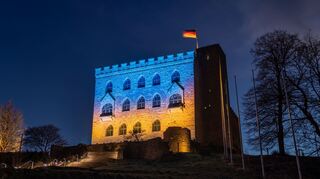 Das Schloss in den Nationalfarben der Ukraine.