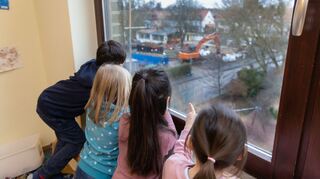 Eine von mehreren Baustellen, auf denen es sich in Sachen Schaffung von Kita-Plätzen etwas tut: das Neubauprojekt der Katholischen Kirche bei Maria Hilf auf dem Almenhof. Die Bauvorbereitung erweist sich für die Kinder dabei als großes Abenteuer, hier blicken sie auf die Bauarbeiten an der Karl-Blind-Straße.