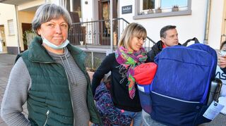 Oxana Klohr (l.) und Inna Göhrig starteten einen Spendenaufruf für ihre ukrainische Heimat. Rechts neben Inna Göhrig steht ihr Mann Claus.
