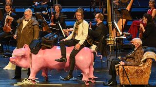 Als Schweinehirten wie im „Zigeunerbaron“ kommen sie auf die Bühne des Nationaltheaters: das Verleihungskomitee aus Bert Siegelmann (v. l.), Markus Haass und Achim Weizel.