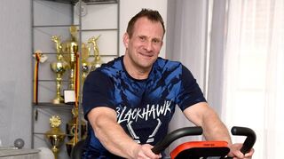 Sportlich und ausdauernd: Bürgermeisterkandidat Achim Weitz tritt auf seinem Hometrainer in die Pedale.