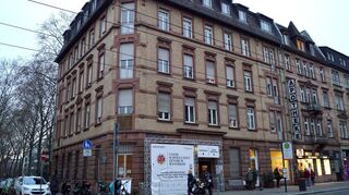 Im „Roten Haus“ in der Seckenheimer Straße, wo ein Covid-Testzentrum ist, sind rechts vom Eingang noch Schilder der AWO und SPD zu sehen.