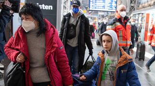 Eine Frau geht mit ihrem Jungen an der Hand über den Bahnsteig. Sie kam mit einem Zug aus der Ukraine und wurde am Hauptbahnhof in Frankfurt von Helfern in Empfang genommen.