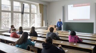 Im Hörsaal sitzen viele Nationen nebeneinander.