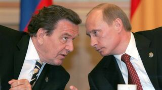 Der damalige Bundeskanzler Gerhard Schröder (l.) 2005 in Moskau im Gespräch Wladimir Putin. Die SPD Heidelberg will Schröder jetzt aus der Partei werfen.