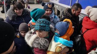 Hunderttausende fliehen derzeit vor dem russischen Angriff auf die Ukraine. Auch in Deutschland sind schon einige angekommen. Hier steigen Flüchtlinge am polnischen Bahnhof in Przemysl in einen Zug ein.