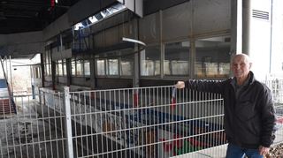 Martin „Moggl“ Kaiser vor seiner alten Wirkungsstätte: Er führte 26 Jahre lang die Stadiongaststätte „Puck“ im Friedrichspark.