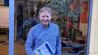 Der Brundtland-Beauftrage Philipp Granzow vor seinem Büro in der Wasserstraße – mit dem Klimaschutzkonzept in der Hand.