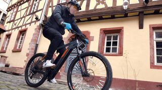 Sportlich auf zwei Rädern: Norbert Hölscher im Hof seiner Mietwohnung im Gerberbachviertel in Weinheim.
