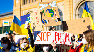 Laute Stimmen in aller Welt: Hier demonstrieren Menschen in Hannover gegen den Angriff Russlands auf die Ukraine.