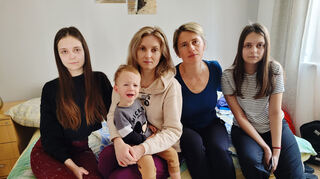 Ludmilla Kovalyk mit Sohn Demian, den Zwillingen Kristina und Darina sowie Yuliya Kostiv.