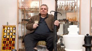 Musikalisch, geschichtsinteressiert und dem Schach verschrieben: Bürgermeisterkandidat Peter Seitz in seinem Museum in Heddesheim.