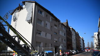 Ein Teil eines Baukrans ist auf ein Mehrfamilienhaus in Mannheim gestürzt und hat zwei Dachgeschosswohungen zerstört.