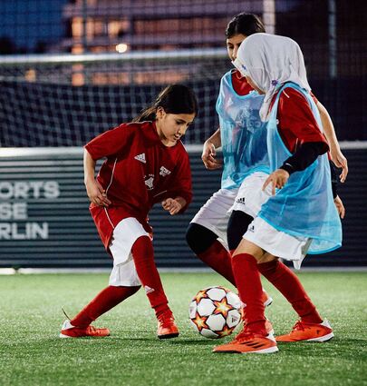 Die Initiative „Scoring Girls“ bringt Mädchen aufs Spielfeld und macht sie stark und selbstsicher.